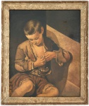 ESCOLA EUROPEIA - Obra em óleo sobre tela, representando jovem em cena interior, em atitude contemplativa ao manusear pequeno objeto. Composição de inspiração clássica, de forte claro-escuro à maneira da escola espanhola do século XVII (remetendo a modelos de Bartolomé Esteban Murillo). Montada em moldura de madeira patinada. Apresenta sinais do tempo e desgaste compatíveis com a idade. Chassi no estado. Medida da obra 51cm x 61xm. Medida total 69cm x 58cm.