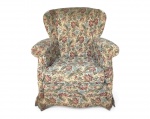 Poltrona bergere, com braços abertos e encosto envolvente, totalmente estofada em tecido floral adamascado de inspiração clássica, com saia na base e almofada solta. Estrutura confortável e elegante, em estilo europeu tradicional. Apresenta sinais naturais de uso. Mede 88 cm altura x 77 cm largura. *Este item deverá ser retirado com agendamento prévio por conta e risco do arrematante no bairro de Laranjeiras.*