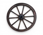 Roda antiga de carroça em madeira, com aro segmentado e cubo central em ferro fundido composta por raios torneados. Peça rústica com forte apelo decorativo, apresentando pátina e sinais de uso compatíveis com a idade. Mede 70 cm diâmetro.
