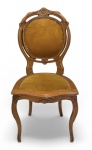 Cadeira em madeira nobre estilo medalhão vazado com espaldar oval estofado em veludo, assento também estofado com tachas aparentes, estrutura entalhada e pernas cabriolet. Peça elegante de influência francesa. Apresenta sinais naturais do tempo. Mede 1,03 cm altura x 47 frontal. *Este item deverá ser retirado com agendamento prévio por conta e risco do arrematante no bairro de Laranjeiras.*
