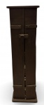 Armário vertical em madeira maciça, estilo rústico, com portas frontais e tranca em madeira, base e tampo retos. Interior compartimentado. Apresenta pátina do tempo e marcas de uso. Mede 1,24 cm altura x 35 frontal x 20 cm largura. *Este item deverá ser retirado com agendamento prévio por conta e risco do arrematante no bairro de Laranjeiras.*