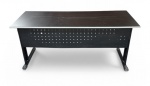 Mesa de escritório em metal com tampo retangular, estrutura tubular e painel frontal perfurado, estilo industrial. Acabamento em pintura preta, apresentando sinais de uso e desgaste no tampo. Mede 75 cm altura x 1,60 cm comprimento x 60 cm largura. *Este item deverá ser retirado com agendamento prévio por conta e risco do arrematante no bairro de Laranjeiras.*