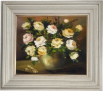 CLARA MONICA  Natureza-morta com flores, óleo sobre tela, composição em tons suaves com pinceladas marcadas e expressivas. Assinada no canto inferior direito. Moldura em madeira patinada com friso dourado. Obra decorativa de bom impacto visual. Medida da obra 50 x 60 cm. Medida total 66 x 88 cm.