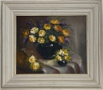 CLARA MONICA  Natureza-morta com flores, óleo sobre tela, composição em tons suaves com pinceladas marcadas e expressivas. Assinada no canto inferior direito. Moldura em madeira patinada com friso dourado. Obra decorativa de bom impacto visual. Medida da obra 50 x 60 cm. Medida total 66 x 88 cm.