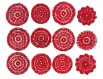 Conjunto de graciosos porta copos em crochê, em fio vermelho, formatos circulares com diferentes desenhos rendados. Peças decorativas antigas, ideais para mesa ou composição. Medida da maior 9 cm diâmetro.