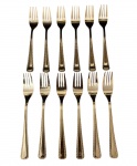 JAPAN - Conjunto com 12 garfos de jantar em stainless steel Japan, acabamento em vibrante dourado, cabos com delicado trabalho em relevo geométrico. Peças elegantes, ideais para composição de mesa. Mede 19,5 cm.