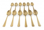 JAPAN - Conjunto com 12 colheres de sobremesa em stainless steel Japan, acabamento em vibrante dourado, cabos com delicado trabalho em relevo geométrico. Peças elegantes, ideais para composição de mesa. Mede 14 cm.