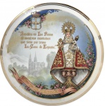 Prato decorativo em porcelana espanhola Porcelanas de Covadonga, com representação de N. Sra. de Covadonga e inscrição em espanhol, borda com filetes dourados e rica policromia. Verso com marca de origem e bom estado geral, apresentando leves sinais do tempo. Mede 25cm.