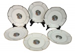 MAUÁ - Conjunto com 6 pratos em porcelana Porcelana Mauá, bordas sextavadas com frisos dourados e decoração central galante (cena romântica em policromia). Marca no verso.Peças de boa apresentação, com sinais leves de uso compatíveis com a idade. Mede 23 cm.
