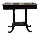 BRASIL SÉC. XIX - Mesa de apresentação com estrutura em jacarandá, no estilo Dona Maria I, com tampo retangular de cantos arredondados e gaveta frontal com fechadura, com pernas torneadas, unidas por travessa inferior recortada e pés em voluta. Contem uma gaveta frontal. Peça de elegância sóbria, apresentando pátina e sinais de uso compatíveis com a idade. Final séc. XIX. Mede 80 cm altura x 46 cm largura x 90 cm comprimento.