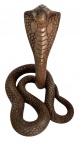 Magnifica escultura em madeira nobre representando serpente (naja), ricamente entalhada com trabalho minucioso de escamas e postura sinuosa, evidenciando bom acabamento artesanal. Peça de caráter decorativo, possivelmente de origem asiática ou africana. Mede 26 x 32 cm.