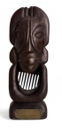 AFRICA - Escultura em madeira representando figura estilizada com elemento vazado tipo pente, de inspiração afro-brasileira. Base com placa comemorativa em metal alusiva ao Troféu Anastácia Rainha Negra, conferindo caráter institucional e simbólico. Peça de bom impacto decorativo e coleção. Mede 29 cm.