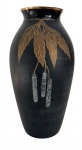 Vaso em vidro artístico de tonalidade preta, com elegante acabamento fosco e borda dourada. Decorado em relevo com folhas estilizadas em dourado e motivos pendentes, de inspiração naturalista, conferindo sofisticação e presença decorativa. Peça de apelo contemporâneo, ideal para compor ambientes refinados. Mede 33 cm.