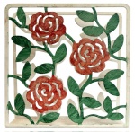 Porta-guardanapos em metal recortado, com delicado trabalho vazado em relevo representando rosas e folhagens, policromado em tons de verde e vermelho. Peça de caráter decorativo, com pés de apoio, ideal para compor mesas com charme clássico e floral. Apresenta sinais do tempo compatíveis com a idade. Mede 15cm x 15cm.