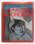 Livro de arte Augusto Rodrigues, capa dura com sobrecapa original em vermelho, ricamente ilustrado com reproduções de obras do artista. Exemplar de caráter documental, apresentando linguagem moderna e expressiva, com figuras estilizadas e forte carga emocional  características marcantes da produção de Augusto Rodrigues. Estado de conservação compatível com o tempo, com desgastes na sobrecapa. Mede 25cm x 31cm.