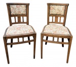 ART DECO - Conjunto de 2 cadeiras em madeira nobre, com encosto levemente curvo e detalhes em marchetaria geométrica, evidenciando refinado trabalho artesanal. Assentos e espaldar estofados em tecido floral, finalizados com tachas aparentes. Estrutura firme, de linhas elegantes e proporções equilibradas, ideais para compor ambientes clássicos e acolhedores. Estilo art deco. Desgaste do tempo. Mede 79 cm altura.