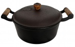 Panela antiga em ferro fundido, com tampa original, apresentando pátina natural de uso e pegadores laterais com acabamento em madeira. Peça robusta, de excelente conservação, ideal tanto para uso culinário quanto decorativo, remetendo às tradicionais cozinhas rústicas. Mede 31cm x 16cm.