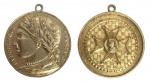 Lote de medalhas antigas francesas em metal dourado, com argola para suspensão. Uma com busto feminino laureado e inscrição République Française, verso com estrela e perfil central em relevo. Outra com brasão e inscrição Paris, verso liso com textura geométrica. Peças de caráter comemorativo/decorativo, bom relevo e pátina do tempo. Mede 4cm de diâmetro.