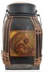 Pote decorativo oriental com tampa, em madeira laqueada em tom preto, ricamente adornado com aplicações em fibras naturais trançadas. Corpo facetado com painéis pintados à mão, destacando rosto de Buda em tons dourados e inscrições caligráficas de inspiração asiática. Tampa removível com pintura correspondente. Peça de forte apelo decorativo, unindo rusticidade e estética oriental. Mede 48cm x 30cm.