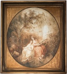 EUROPA SÉC. XVIII - Obra em óleo sobre tela, meados séc XVIII, em chassi de formato ovalado representando cena galante de estilo rococó, com figuras femininas em ambiente bucólico, uma delas tocando instrumento musical. Trabalho de delicada execução, com paleta suave e composição típica do período. Proteção de moldura de madeira e paspatur com acabamento em ouro velho. Medida da obra 93 x 82 cm. Medida total 112 cm x 100 cm.