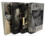 Lote com 4 livros de biografias de grandes astros do cinema internacional: Burt Lancaster (An American Life, por Kate Buford), Alan Ladd (The Life, The Legend, The Legacy, por Beverly Linet), Gregory Peck (biografia por Gary Fishgall) e Anthony Perkins (Split Image, por Charles Winecoff). Exemplares em capa dura com sobrecapa, apresentando sinais de uso e desgaste compatíveis com o tempo. Conjunto de interesse para colecionadores de cinema clássico e memorabilia hollywoodiana. Medida do maior 25cm x 17cm.