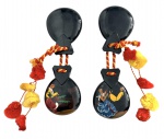Par de castanholas espanholas em madeira patinada em preto brilhante, decoradas com pinturas artesanais de toureiro e dançarina de flamenco. O conjunto inclui cordões ornamentais com pompons coloridos. Peça vintage em excelente estado, ideal para coleção ou decoração. Mede 20 cm.