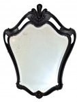 BRASIL SÉC.XIX - Magnifico espelho de parede em cristal bisotado, com proteção de moldura de linhas curvas e elegante trabalho decorativo de estilo Dom José, acabamento em pátina escura. Espelho apresentando leves marcas do tempo. Verso em madeira com fixação original.Peça decorativa de grande efeito, ideal para ambientes clássicos. Mede 72 x 56 cm.