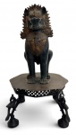 Centenária escultura oriental em bronze maciço, representando leão guardião (Foo Dog), ricamente trabalhado com detalhes em relevo e bela pátina em tons de verde e cobre. Acompanha suporte base com quatro pés no formato aguia e saia vazada, elevando a peça e valorizando sua apresentação. Conjunto decorativo de forte impacto e caráter artístico. Ideal para colecionadores de bom gosto. Medida total 43 cm.