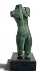 Suzana Levy (Rio de Janeiro, 1937  Rio de Janeiro, 2023). Escultura em bronze patinado, representando torso feminino estilizado, de linhas modernas e volumetria orgânica, montada sobre base em pedra. Assinada na base. Peça de forte apelo decorativo, com linguagem contemporânea e elegante síntese formal. Mede 26 x 10 cm.