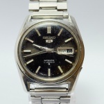 SEIKO - Relógio automático, funcionando. Pulseira: 20mm. Caixa: 3,6cm x 3,7cm, vertical x horizontal, sem contar a coroa. ***ATENÇÃO! ESTE RELÓGIO NÃO POSSUI GARANTIA DE FUNCIONAMENTO. Produto sendo vendido conforme ESTADO, testado, ou não, diz respeito apenas ao momento da catalogação. Recomenda-se revisão.*** Se necessário, solicitar mais fotos, vídeos ou perguntas para análise via e-mail reidaantiguidade@gmail.com, Obrigado pela visita!