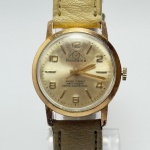 MONDAINE DE LUXE - Relógio a corda, funcionando. Pulseira: 16mm. Caixa: 3cm x 3cm, vertical x horizontal, sem contar a coroa. ***ATENÇÃO! ESTE RELÓGIO NÃO POSSUI GARANTIA DE FUNCIONAMENTO. Produto sendo vendido conforme ESTADO, testado, ou não, diz respeito apenas ao momento da catalogação. Recomenda-se revisão.*** Se necessário, solicitar mais fotos, vídeos ou perguntas para análise via e-mail reidaantiguidade@gmail.com, Obrigado pela visita!