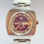 TRESSA - Relógio automático, não funciona. Pulseira: 23mm. Caixa: 4,4cm x 4,1cm, vertical x horizontal, sem contar a coroa. ***ATENÇÃO! ESTE RELÓGIO NÃO POSSUI GARANTIA DE FUNCIONAMENTO. Produto sendo vendido conforme ESTADO, testado, ou não, diz respeito apenas ao momento da catalogação. Recomenda-se revisão.*** Se necessário, solicitar mais fotos, vídeos ou perguntas para análise via e-mail reidaantiguidade@gmail.com, Obrigado pela visita!