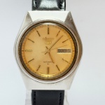 SEIKO - Relógio automático, não funciona. Pulseira: 19mm. Caixa: 4,4cm x 3,9cm, vertical x horizontal, sem contar a coroa. ***ATENÇÃO! ESTE RELÓGIO NÃO POSSUI GARANTIA DE FUNCIONAMENTO. Produto sendo vendido conforme ESTADO, testado, ou não, diz respeito apenas ao momento da catalogação. Recomenda-se revisão.*** Se necessário, solicitar mais fotos, vídeos ou perguntas para análise via e-mail reidaantiguidade@gmail.com, Obrigado pela visita!