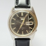 SEIKO - Relógio automático, não funciona. Pulseira: 18mm. Caixa: 3,5cm x 3,8cm, vertical x horizontal, sem contar a coroa. ***ATENÇÃO! ESTE RELÓGIO NÃO POSSUI GARANTIA DE FUNCIONAMENTO. Produto sendo vendido conforme ESTADO, testado, ou não, diz respeito apenas ao momento da catalogação. Recomenda-se revisão.*** Se necessário, solicitar mais fotos, vídeos ou perguntas para análise via e-mail reidaantiguidade@gmail.com, Obrigado pela visita!