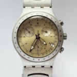 SWATCH - Relógio quartz, não testado. Pulseira: 21mm. Caixa: 4,6cm x 4,1cm, vertical x horizontal, sem contar a coroa. ***ATENÇÃO! ESTE RELÓGIO NÃO POSSUI GARANTIA DE FUNCIONAMENTO. Produto sendo vendido conforme ESTADO, testado, ou não, diz respeito apenas ao momento da catalogação. Recomenda-se revisão.*** Se necessário, solicitar mais fotos, vídeos ou perguntas para análise via e-mail reidaantiguidade@gmail.com, Obrigado pela visita!