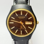 CITIZEN - Relógio quartz, não testado. Pulseira: 19mm. Caixa: 4,2cm x 3,6cm, vertical x horizontal, sem contar a coroa. ***ATENÇÃO! ESTE RELÓGIO NÃO POSSUI GARANTIA DE FUNCIONAMENTO. Produto sendo vendido conforme ESTADO, testado, ou não, diz respeito apenas ao momento da catalogação. Recomenda-se revisão.*** Se necessário, solicitar mais fotos, vídeos ou perguntas para análise via e-mail reidaantiguidade@gmail.com, Obrigado pela visita!
