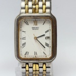SEIKO - Relógio quartz, não testado. Pulseira: 20mm. Caixa: 3,1cm x 2,9cm, vertical x horizontal, sem contar a coroa. ***ATENÇÃO! ESTE RELÓGIO NÃO POSSUI GARANTIA DE FUNCIONAMENTO. Produto sendo vendido conforme ESTADO, testado, ou não, diz respeito apenas ao momento da catalogação. Recomenda-se revisão.*** Se necessário, solicitar mais fotos, vídeos ou perguntas para análise via e-mail reidaantiguidade@gmail.com, Obrigado pela visita!
