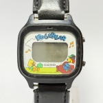 CASIO YOGIBEAR - Relógio quartz, não testado. Pulseira: 16mm. Caixa: 3,3cm x 3,4cm, vertical x horizontal, sem contar a coroa. ***ATENÇÃO! ESTE RELÓGIO NÃO POSSUI GARANTIA DE FUNCIONAMENTO. Produto sendo vendido conforme ESTADO, testado, ou não, diz respeito apenas ao momento da catalogação. Recomenda-se revisão.*** Se necessário, solicitar mais fotos, vídeos ou perguntas para análise via e-mail reidaantiguidade@gmail.com, Obrigado pela visita!