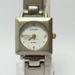 CITIZEN - Relógio quartz, não testado. Pulseira: 12mm. Caixa: 2,3cm x 2,3cm, vertical x horizontal, sem contar a coroa. ***ATENÇÃO! ESTE RELÓGIO NÃO POSSUI GARANTIA DE FUNCIONAMENTO. Produto sendo vendido conforme ESTADO, testado, ou não, diz respeito apenas ao momento da catalogação. Recomenda-se revisão.*** Se necessário, solicitar mais fotos, vídeos ou perguntas para análise via e-mail reidaantiguidade@gmail.com, Obrigado pela visita!