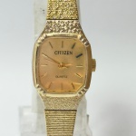 CITIZEN - Relógio quartz, não testado. Pulseira: 15mm. Caixa: 2,9cm x 2cm, vertical x horizontal, sem contar a coroa. ***ATENÇÃO! ESTE RELÓGIO NÃO POSSUI GARANTIA DE FUNCIONAMENTO. Produto sendo vendido conforme ESTADO, testado, ou não, diz respeito apenas ao momento da catalogação. Recomenda-se revisão.*** Se necessário, solicitar mais fotos, vídeos ou perguntas para análise via e-mail reidaantiguidade@gmail.com, Obrigado pela visita!
