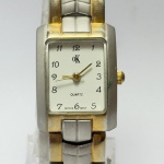 OK - Relógio quartz, não testado. Pulseira: 15mm. Caixa: 2,8cm x 2,2cm, vertical x horizontal, sem contar a coroa. ***ATENÇÃO! ESTE RELÓGIO NÃO POSSUI GARANTIA DE FUNCIONAMENTO. Produto sendo vendido conforme ESTADO, testado, ou não, diz respeito apenas ao momento da catalogação. Recomenda-se revisão.*** Se necessário, solicitar mais fotos, vídeos ou perguntas para análise via e-mail reidaantiguidade@gmail.com, Obrigado pela visita!