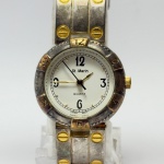 Relógio quartz, não testado. Pulseira: 15mm. Caixa: 2,6cm x 2,6cm, vertical x horizontal, sem contar a coroa. ***ATENÇÃO! ESTE RELÓGIO NÃO POSSUI GARANTIA DE FUNCIONAMENTO. Produto sendo vendido conforme ESTADO, testado, ou não, diz respeito apenas ao momento da catalogação. Recomenda-se revisão.*** Se necessário, solicitar mais fotos, vídeos ou perguntas para análise via e-mail reidaantiguidade@gmail.com, Obrigado pela visita!