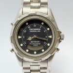 QUICKSILVER - Relógio quartz, não testado. Pulseira: 30mm. Caixa: 4,2cm x 4,5cm, vertical x horizontal, sem contar a coroa. ***ATENÇÃO! ESTE RELÓGIO NÃO POSSUI GARANTIA DE FUNCIONAMENTO. Produto sendo vendido conforme ESTADO, testado, ou não, diz respeito apenas ao momento da catalogação. Recomenda-se revisão.*** Se necessário, solicitar mais fotos, vídeos ou perguntas para análise via e-mail reidaantiguidade@gmail.com, Obrigado pela visita!