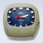 Relógio quartz, não testado. Caixa: 4,9cm x 5cm, vertical x horizontal, sem contar a coroa. ***ATENÇÃO! ESTE RELÓGIO NÃO POSSUI GARANTIA DE FUNCIONAMENTO. Produto sendo vendido conforme ESTADO, testado, ou não, diz respeito apenas ao momento da catalogação. Recomenda-se revisão.*** Se necessário, solicitar mais fotos, vídeos ou perguntas para análise via e-mail reidaantiguidade@gmail.com, Obrigado pela visita!