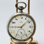 OMEGA - Relógio de bolso a corda, funcionando. Caixa: D 5cm, sem contar a coroa. ***ATENÇÃO! ESTE RELÓGIO NÃO POSSUI GARANTIA DE FUNCIONAMENTO. Produto sendo vendido conforme ESTADO, testado, ou não, diz respeito apenas ao momento da catalogação. Recomenda-se revisão.*** Se necessário, solicitar mais fotos, vídeos ou perguntas para análise via e-mail reidaantiguidade@gmail.com, Obrigado pela visita!