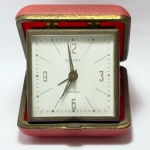 EUROPA - Despertador de bolso a corda, não funciona. 7,5cm x 7cm. ***ATENÇÃO! ESTE RELÓGIO NÃO POSSUI GARANTIA DE FUNCIONAMENTO. Produto sendo vendido conforme ESTADO, testado, ou não, diz respeito apenas ao momento da catalogação. Recomenda-se revisão.*** Se necessário, solicitar mais fotos, vídeos ou perguntas para análise via e-mail reidaantiguidade@gmail.com, Obrigado pela visita!