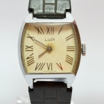 LUCH - Relógio a corda, não funciona. Pulseira: 13mm. Caixa: 2,4cm x 2,5cm, vertical x horizontal, sem contar a coroa. ***ATENÇÃO! ESTE RELÓGIO NÃO POSSUI GARANTIA DE FUNCIONAMENTO. Produto sendo vendido conforme ESTADO, testado, ou não, diz respeito apenas ao momento da catalogação. Recomenda-se revisão.*** Se necessário, solicitar mais fotos, vídeos ou perguntas para análise via e-mail reidaantiguidade@gmail.com, Obrigado pela visita!