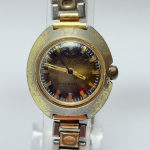 TIMEX - Relógio a corda, não funciona. Pulseira: 11mm. Caixa: 2,9cm x 2,7cm, vertical x horizontal, sem contar a coroa. ***ATENÇÃO! ESTE RELÓGIO NÃO POSSUI GARANTIA DE FUNCIONAMENTO. Produto sendo vendido conforme ESTADO, testado, ou não, diz respeito apenas ao momento da catalogação. Recomenda-se revisão.*** Se necessário, solicitar mais fotos, vídeos ou perguntas para análise via e-mail reidaantiguidade@gmail.com, Obrigado pela visita!