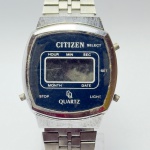 CITIZEN - Relógio quartz, não testado. Pulseira: 18mm. Caixa: 4,2cm x 3,5cm, vertical x horizontal, sem contar a coroa. ***ATENÇÃO! ESTE RELÓGIO NÃO POSSUI GARANTIA DE FUNCIONAMENTO. Produto sendo vendido conforme ESTADO, testado, ou não, diz respeito apenas ao momento da catalogação. Recomenda-se revisão.*** Se necessário, solicitar mais fotos, vídeos ou perguntas para análise via e-mail reidaantiguidade@gmail.com, Obrigado pela visita!
