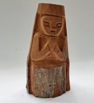 J. Bezerra, Beata, escultura de madeira, 13,5cm de altura e 7cm de largura